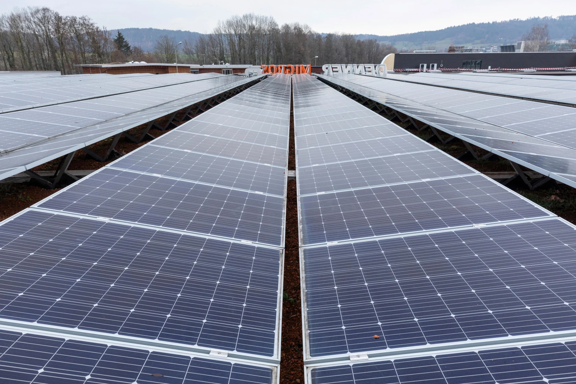 Solarpanels auf dem Dach einer Migros- und Denner-Filiale