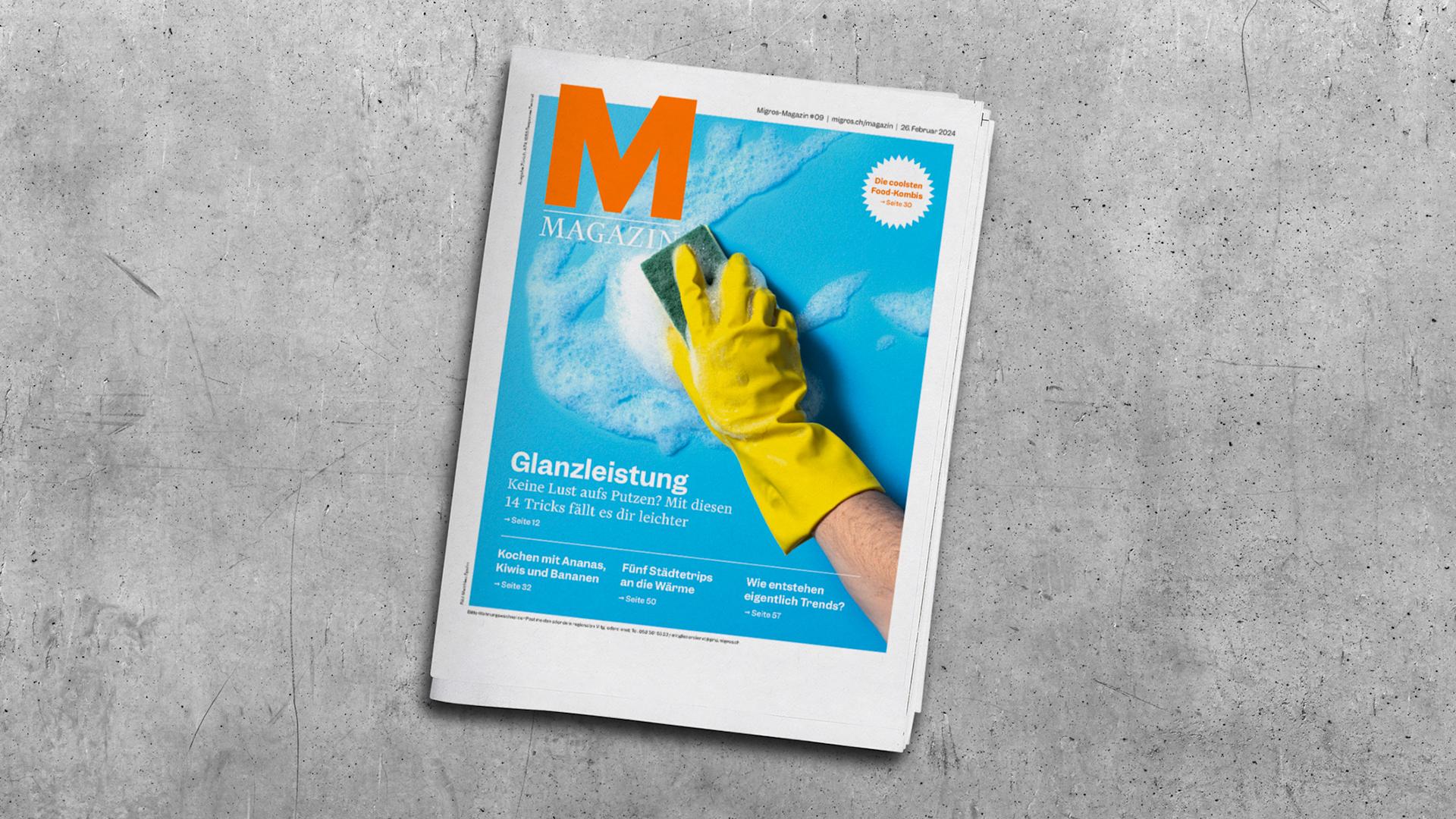 Eine Ausgabe vom Migros Magazin auf einem grauen Tisch.