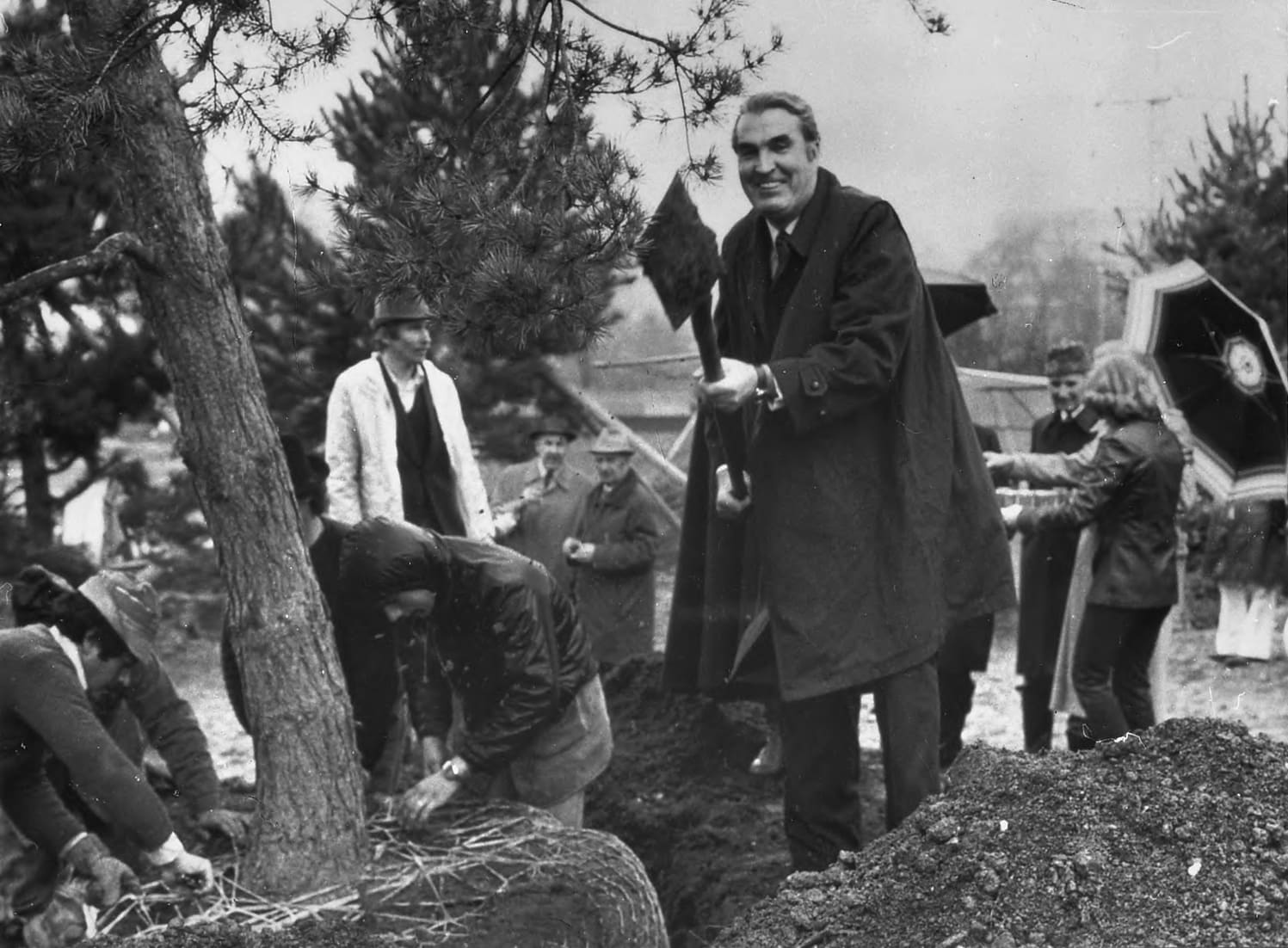 Pierre Arnold an der Baumeinpflanzung Grün 80