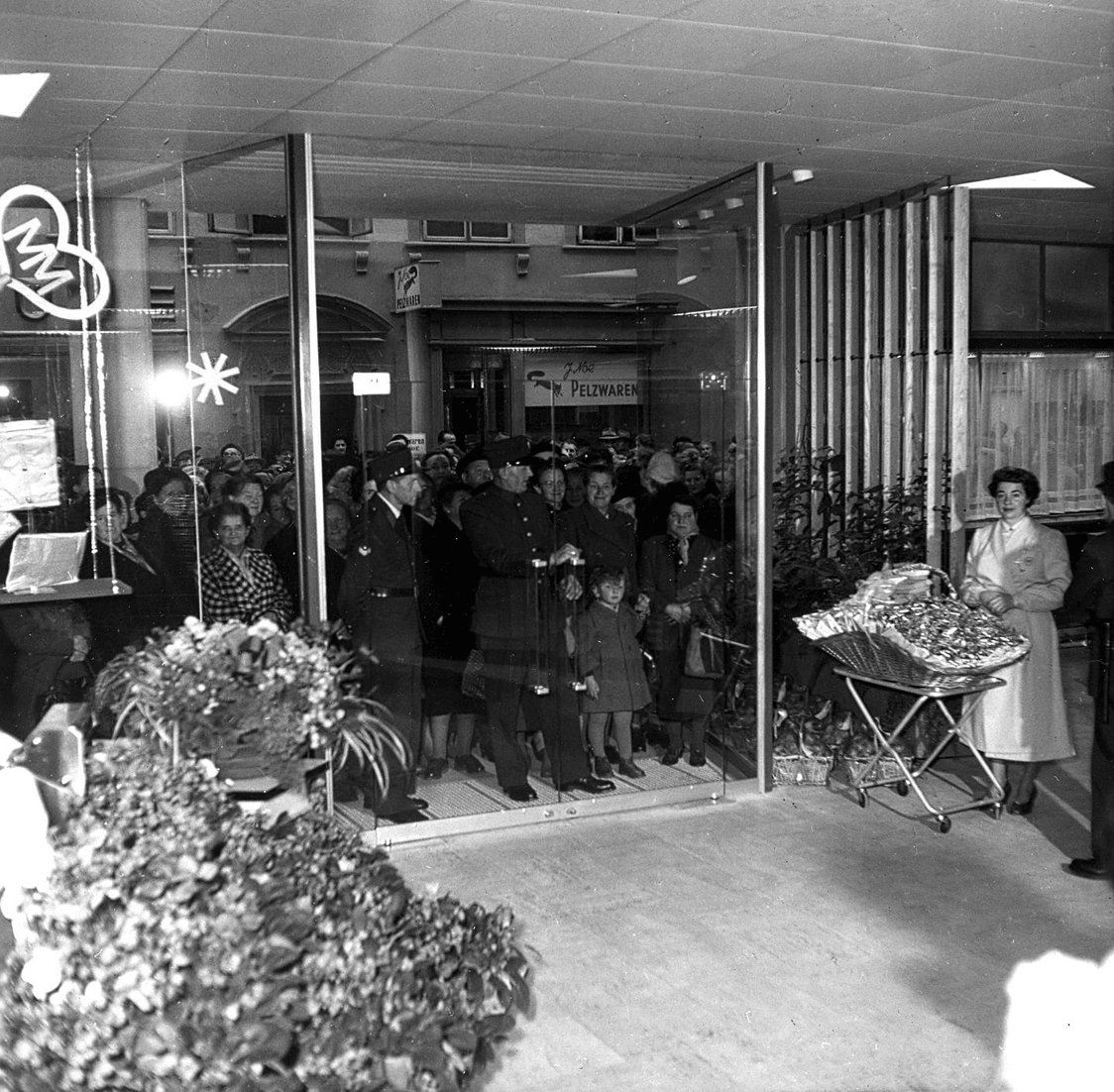 3-LU-MM-Hertensteinerstr-44-Menschenmenge-vor-Tu_re_181