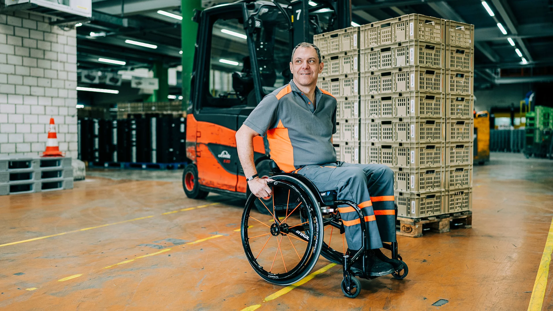 René Hübner en fauteuil roulant au travail