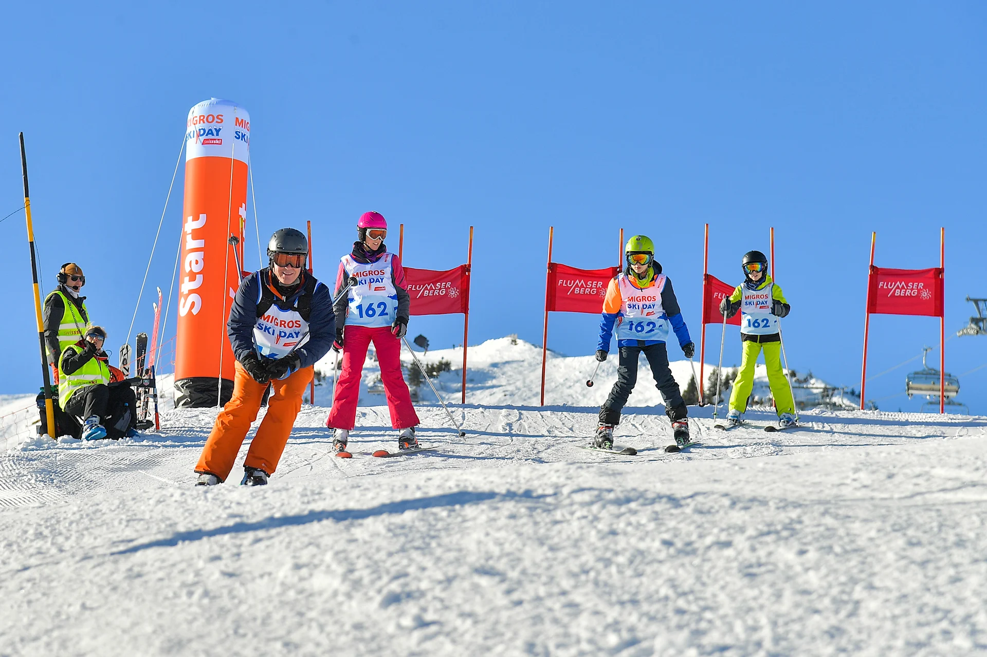 Una famiglia si prepara per la partenza della gara di divertimento del Migros Ski Day a Flumserberg.