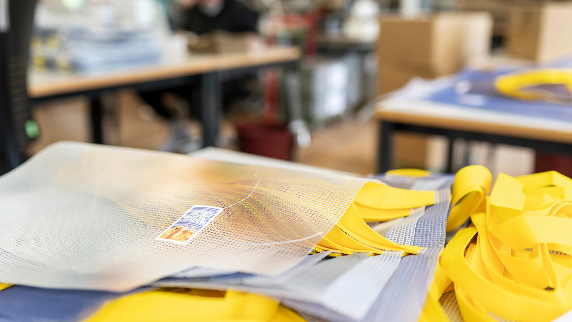 Ein Aufkleber mit dem Label des Kult-Ice-Tea zeigt, woher die Tasche stammt. Ein Aufkleber mit dem Label des Kult-Ice-Tea