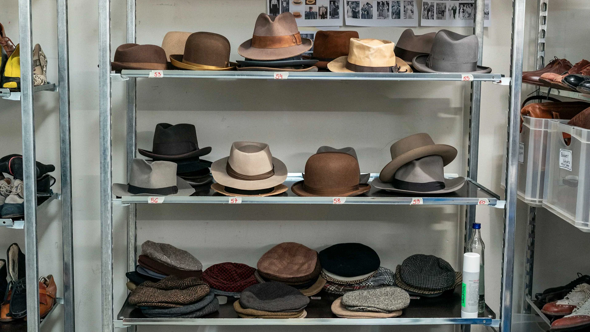 Schiebermützen und Borsalino-Hüte auf einem Regal
