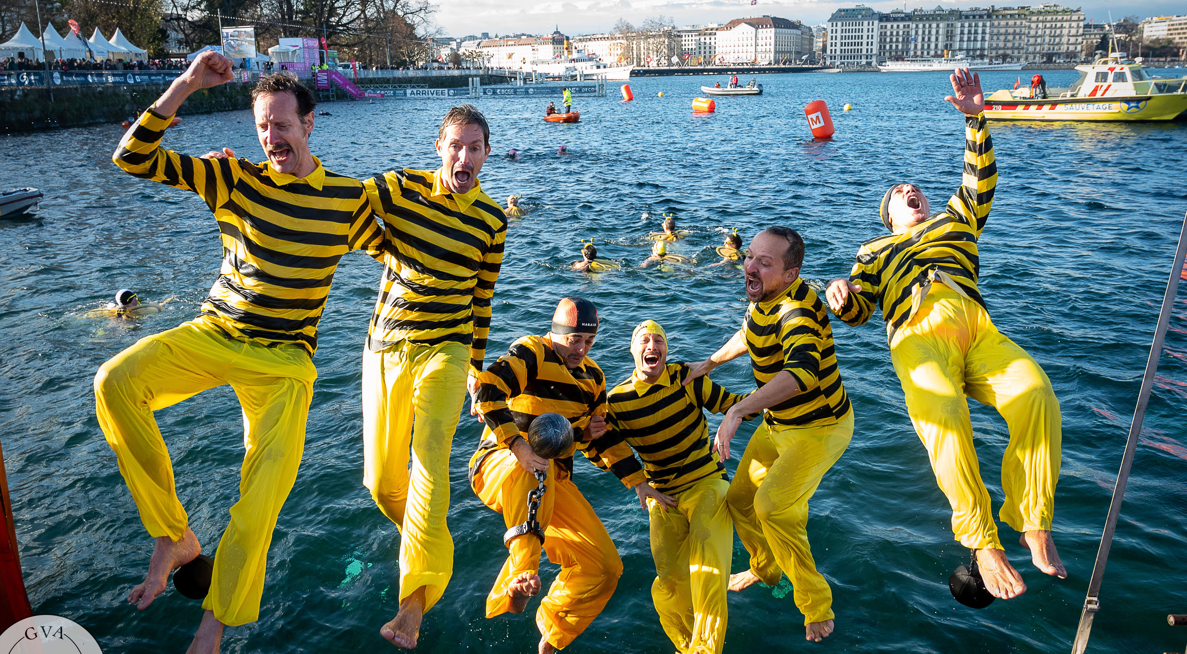 6 personnes déguisées en Daltons qui sautent dans le lac durant la coupe de noel