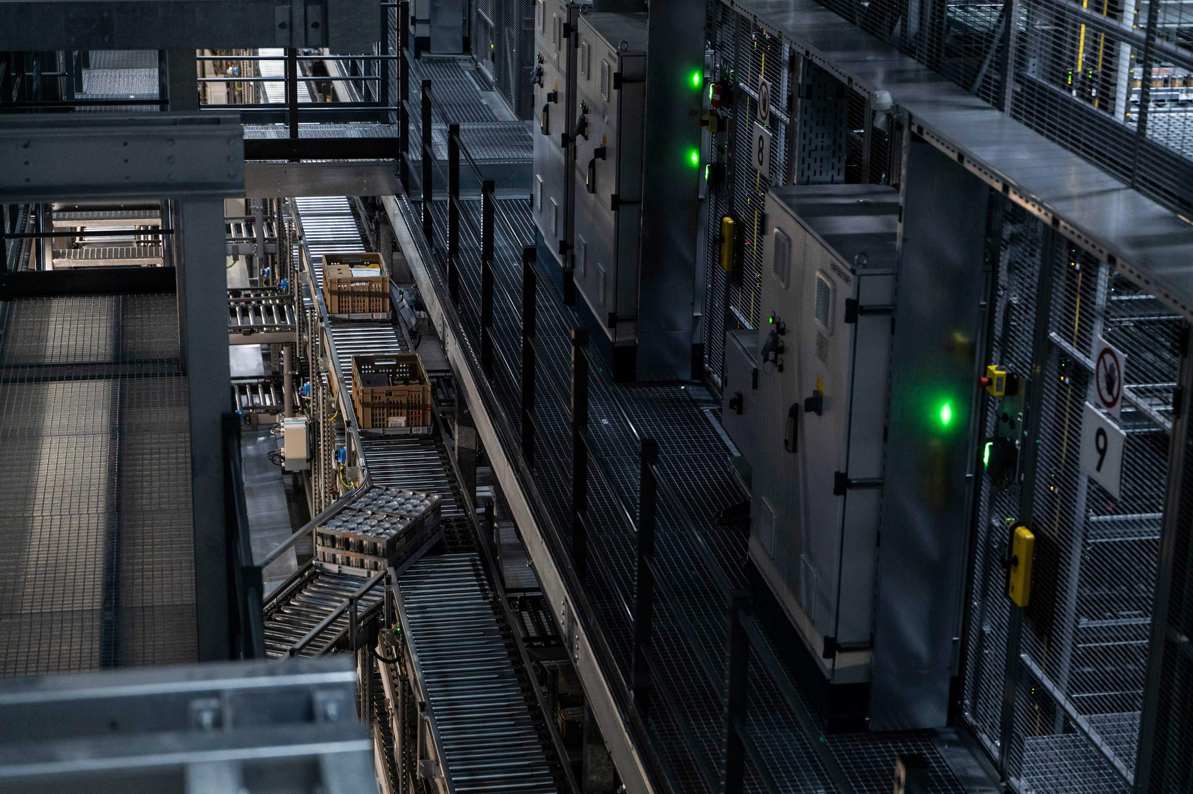 Les caisses sont transportées automatiquement à travers le centre de distribution