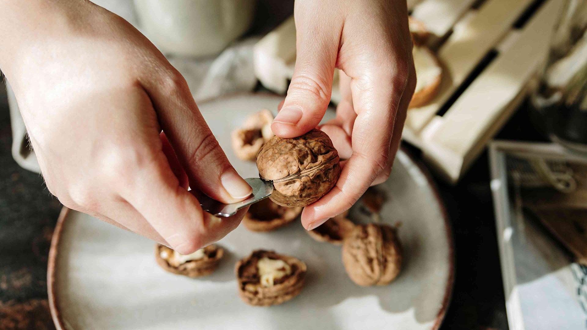 Rompere le noci senza lo schiaccianoci