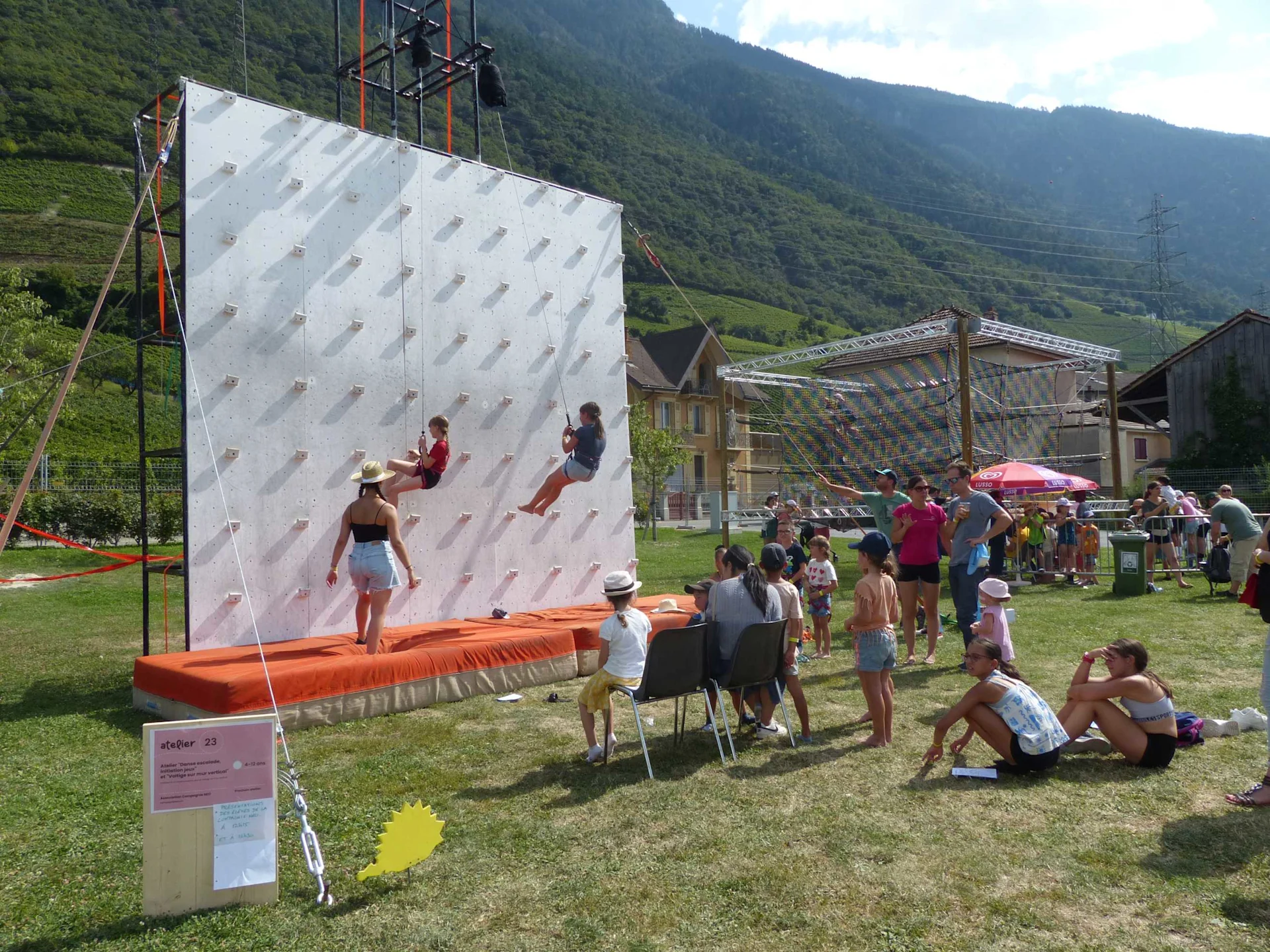Les enfants s'entraînent sur un mur d'escalade au festival pour enfants Hérisson sous Gazon
