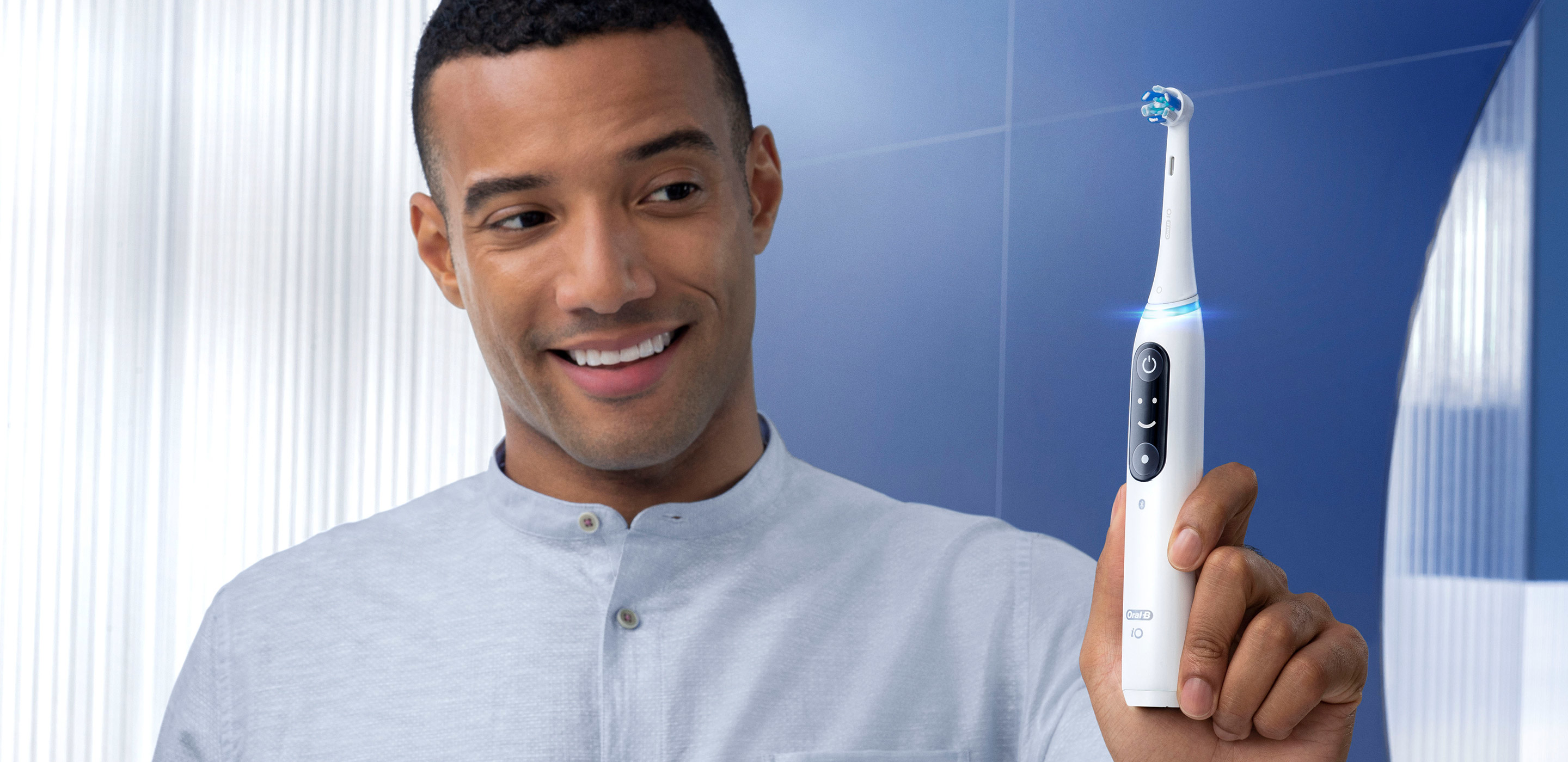 Tutustu Oral-B iO -sarjan 7 sähköhammasharjaan, jonka interaktiivinen näyttö ohjaa harjausta. Saatavilla kahdessa värissä. undefined
