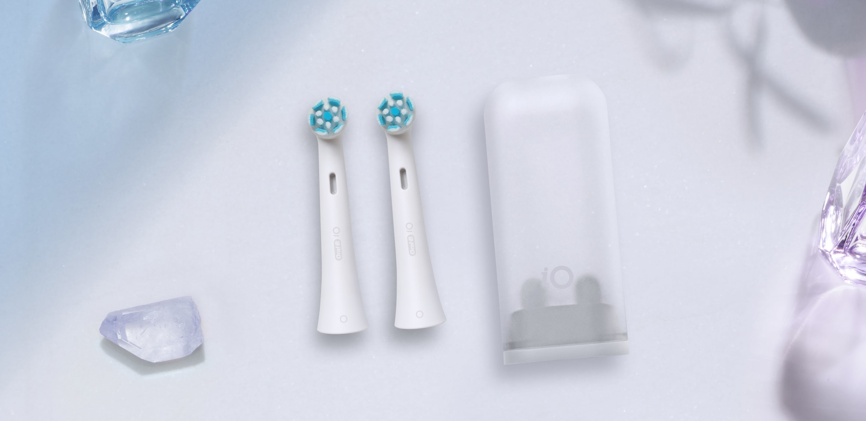 Valkoiset Oral-B iO Gentle Care -vaihtoharjaspäät matkakotelolla undefined