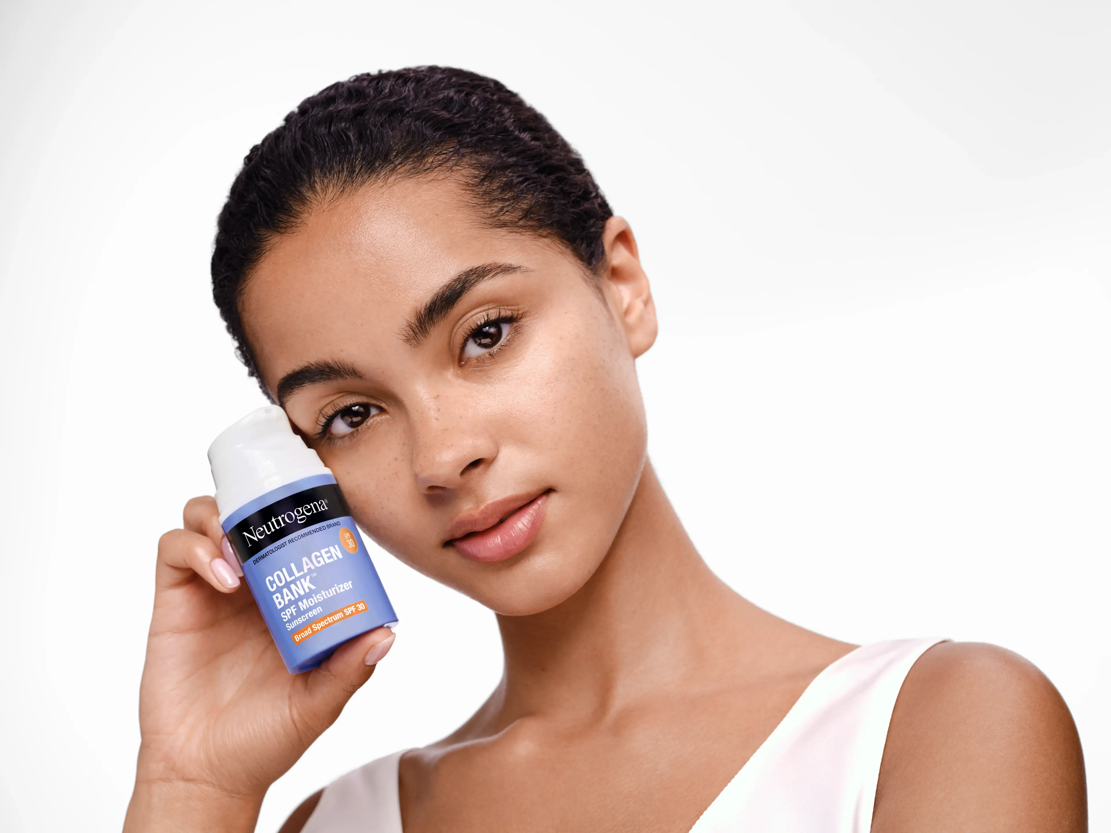 Από την ηλικία των 20 ετών, αρχίζουμε να χάνουμε έως και 1% κολλαγόνου τον χρόνο*.