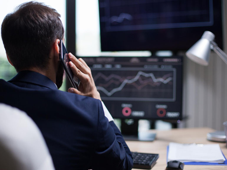 Tesla legt bei Robotaxi-Tests zu, während Ford seine Investitionen in Elektrofahrzeuge um 19,5 Milliarden Dollar kürzt