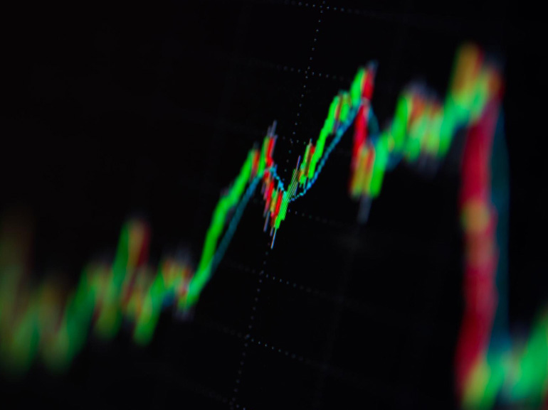 El petróleo oscila ante las tensiones en Oriente Medio, mientras que las acciones europeas y los beneficios mueven los mercados