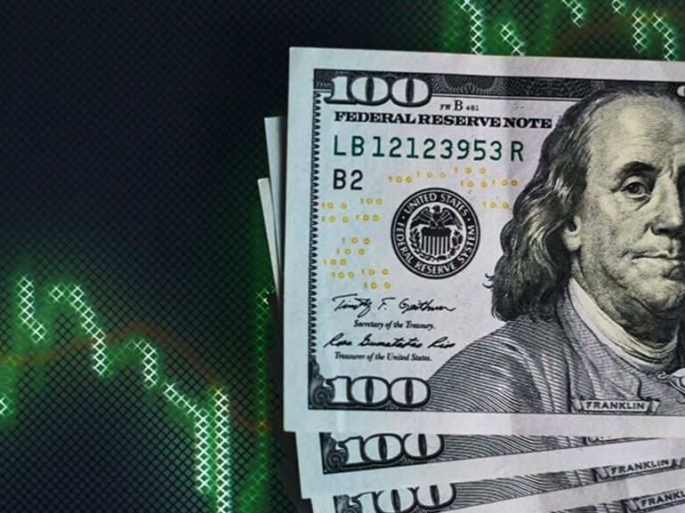 Billetes de dólar estadounidense sobre fondo con dinámica de tipos de cambio