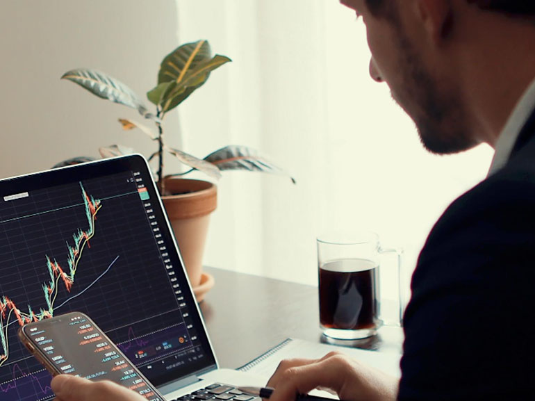 تجاوز سعر النفط 100 دولار وسط حالة من عدم اليقين بشأن إيران وأرباح شركة تسلا التي تؤثر على مزاج السوق