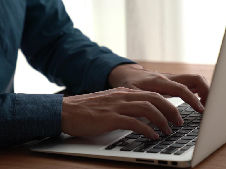 Geschäftsmann, der an einem Laptop arbeitet