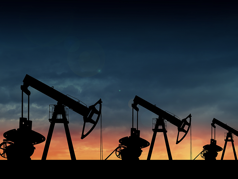 ¿A qué se debe la fuerte caída del petróleo?