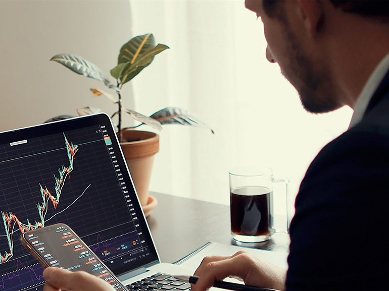 ارتفاع أسعار النفط بسبب العقوبات على روسيا، وأرباح التكنولوجيا تضغط على الأسواق