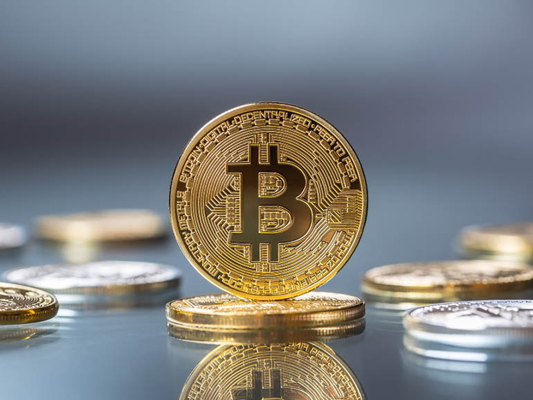 Venta masiva de bonos y criptomonedas empuja al oro a su máximo en seis semanas, mientras aumentan las apuestas por una bajada de tipos de la Fed