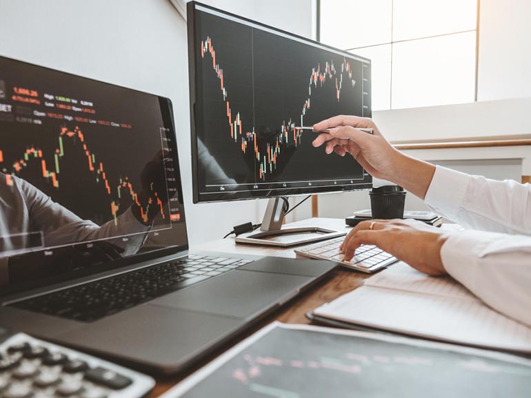 ارتفاع قياسي لأمازون بعد صفقة مع أوبن أي آي، وتراجع سهم بالانتير