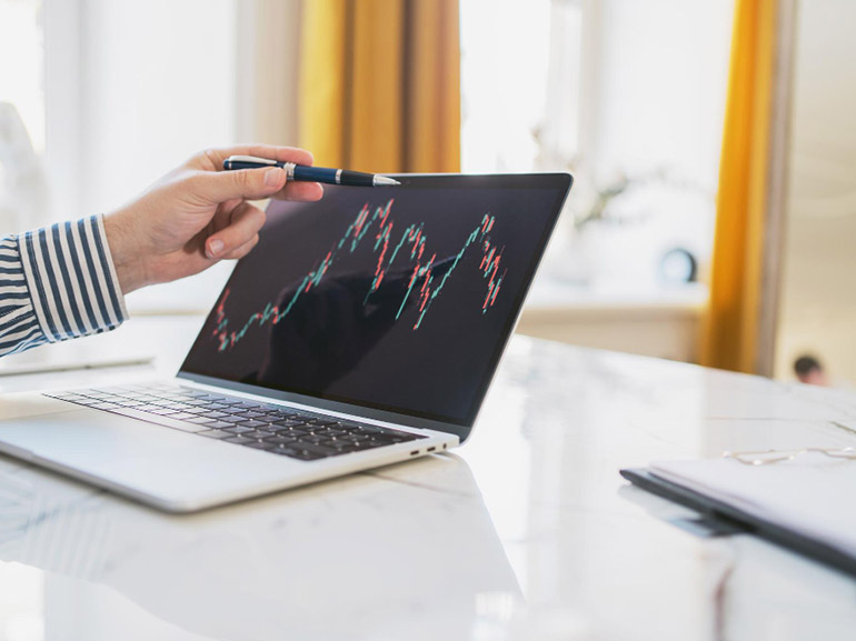 النفط يحافظ على مستوياته المرتفعة مع ظهور توترات بين الإمارات وأوبك؛ والطلب على الذهب يسجل رقماً قياسياً