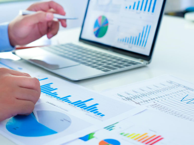  تفوق بيانات الوظائف الأمريكية يدفع الدولار للارتفاع، الذهب يتراجع، والمؤشرات متباينة