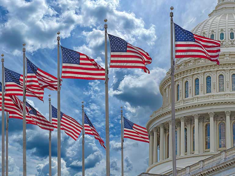 An image of the Federal Reserve building with the American flags 