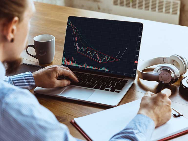 Tech Update: Apple & Tesla Stock Under Pressure in Market Rout