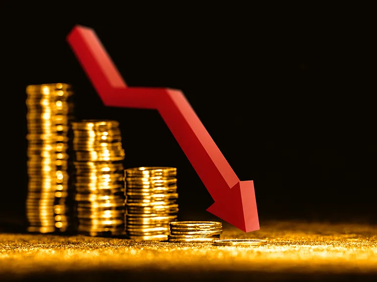 El precio del oro alcanza mínimos de 2 semanas tras una racha de ganancias