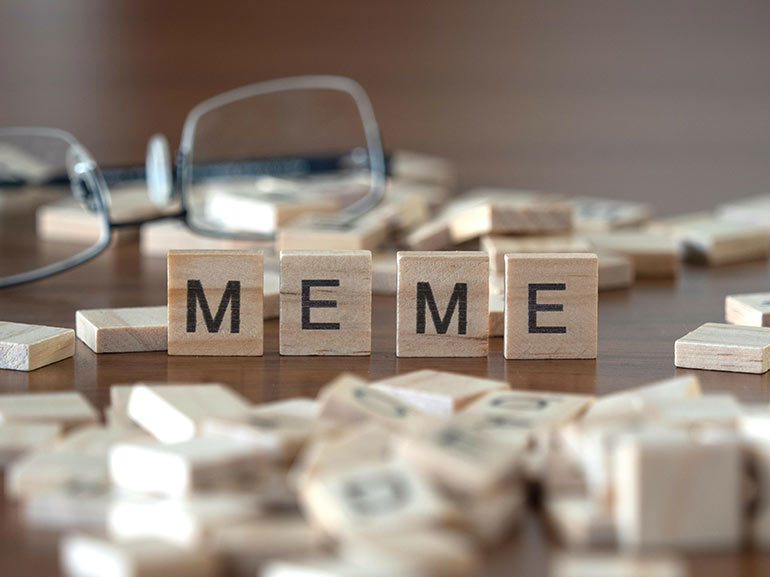 Meme escrito con bloques de Scrabble