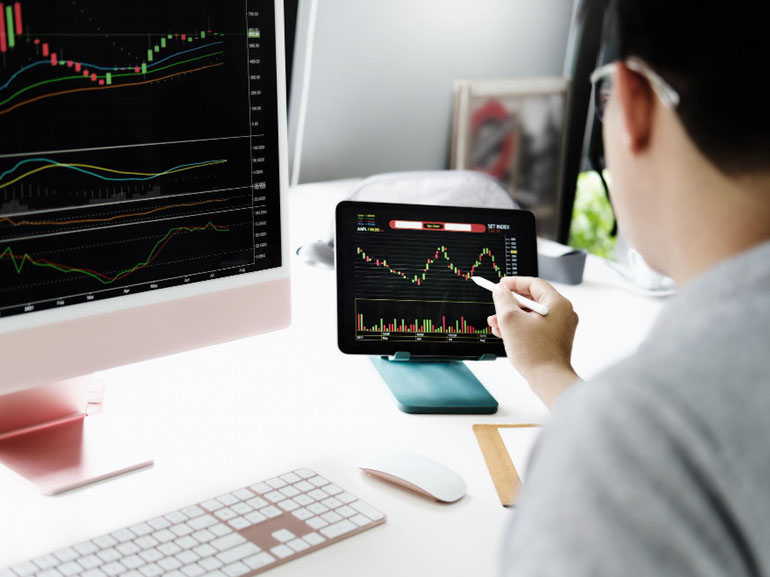 Market Update: Natural Gas Soars, Gold Hits Record, Netflix Falls as US Indices Fall