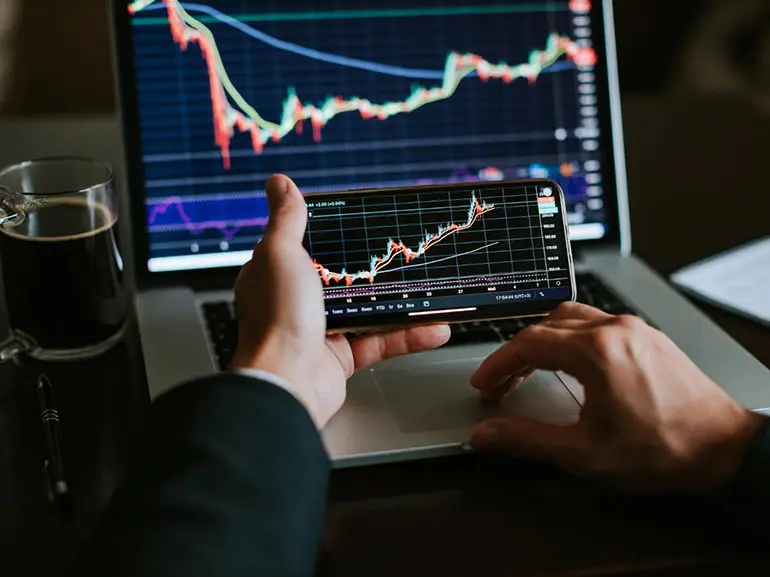 ملخص السوق الأسبوعي ١٨ سبتمبر ٢٠٢٥: خفض سعر الفائدة الفيدرالي يُشعل شرارة انتعاش قطاع التكنولوجيا وسط انقسام سوق النفط