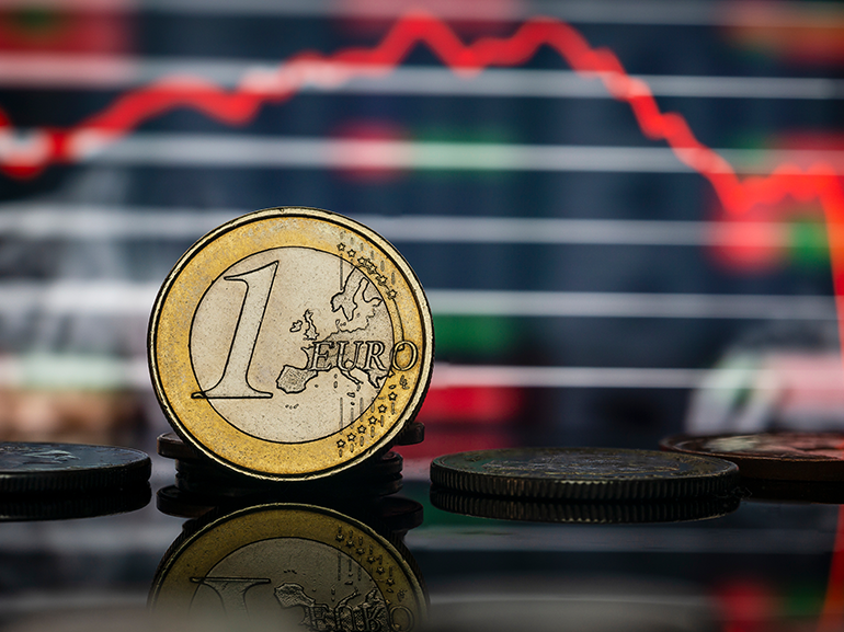 El euro se acerca a su mínimo de 20 años frente al dólar