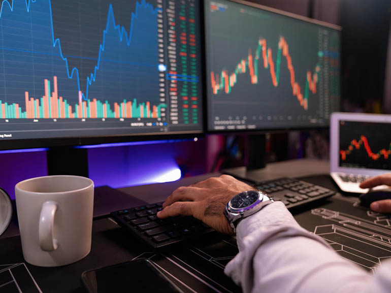 Trump ignora il calo del dollaro mentre indici asiatici, statunitensi, oro e argento salgono