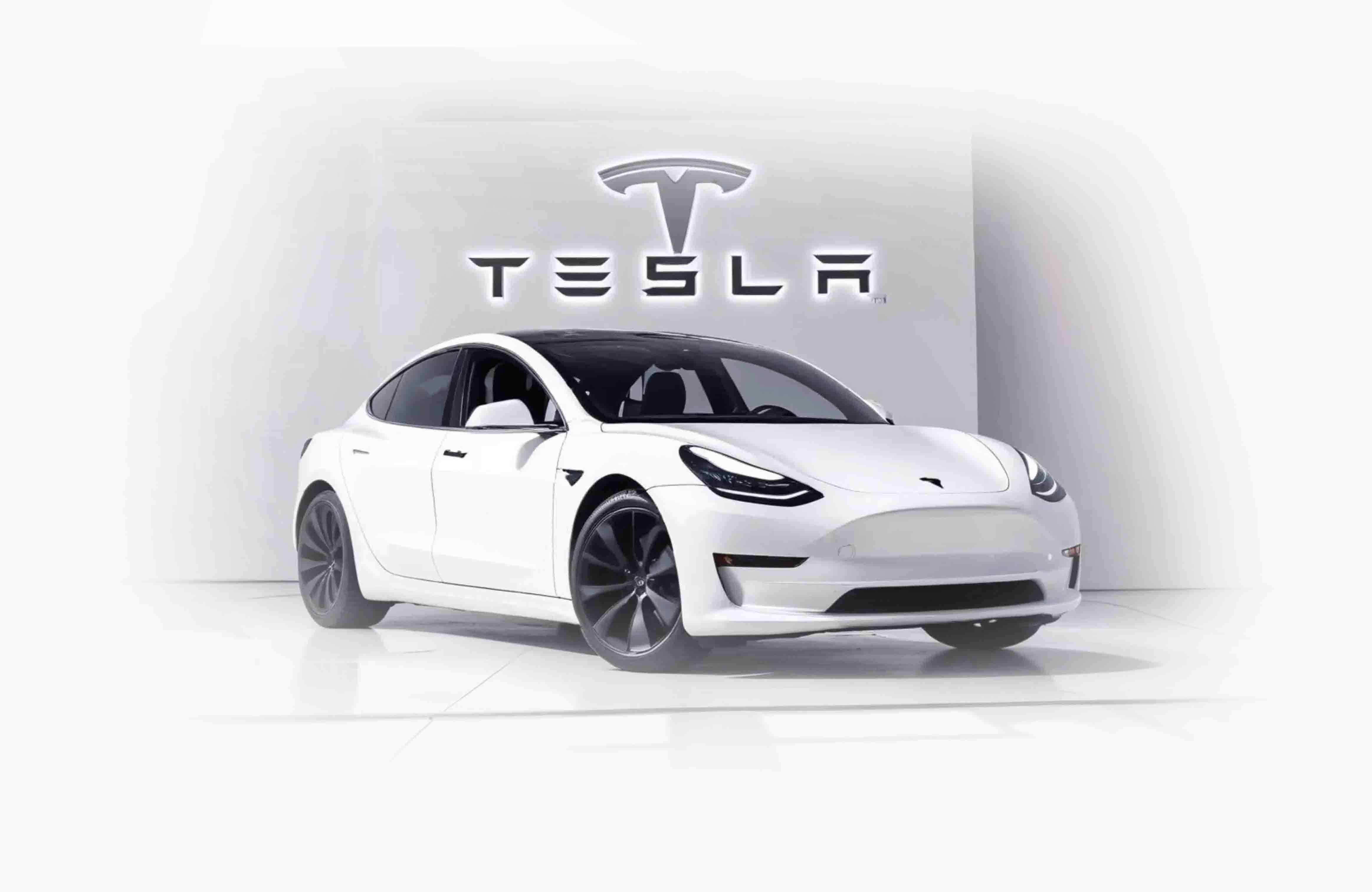 Las acciones de Tesla caen mientras Elon Musk puja por OpenAI