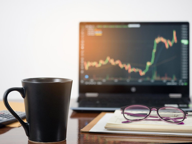 Nvidia cae por la competencia en chips de IA y la baja del petróleo antes de la reunión de la Fed.