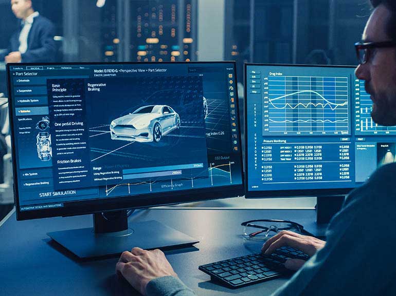 Un hombre trabaja en las especificaciones de un coche en la pantalla de un ordenador