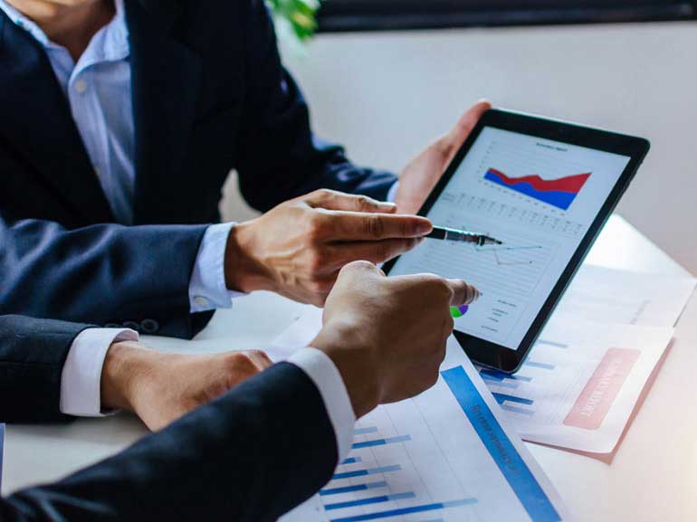 hombres de negocios inversores hablando de estadísticas financieras