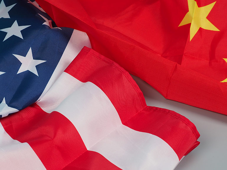 Trump bekräftigt Handelskrieg mit China; Öl gewinnt an Boden