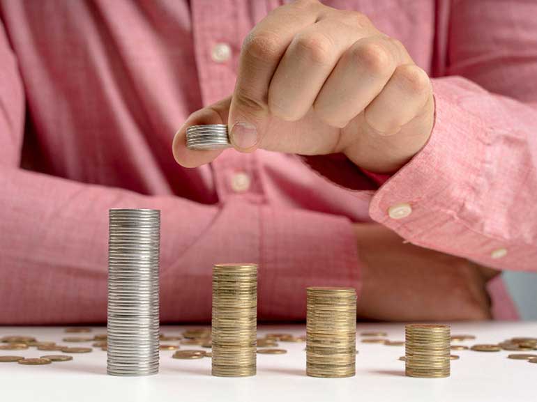 Mann, der Münzstapel anordnet