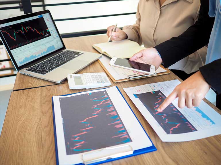 الدولار والنفط يتأثران بمخاوف الرسوم الجمركية والإغلاق الحكومي؛ ونسبة الذهب إلى الفضة عند أدنى مستوى منذ 14 عامًا