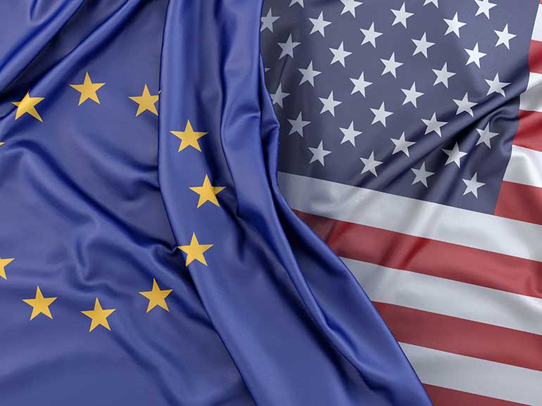 Las banderas de la UE y EE. UU., una al lado de la otra