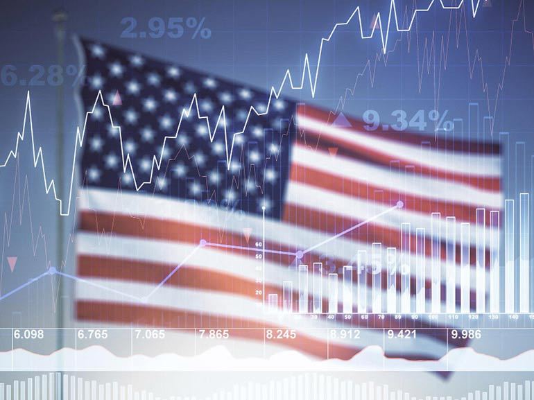 Tipos de gráficos financieros sobre la bandera de EE. UU. sobre un fondo azul