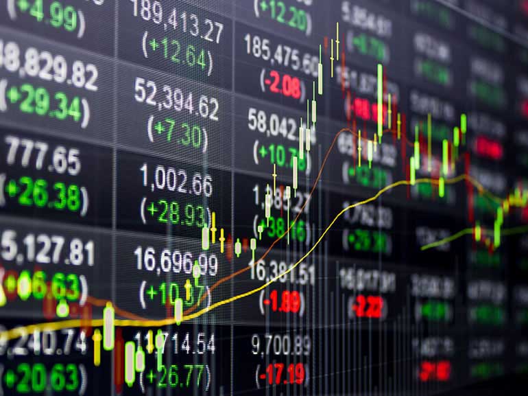 Imagen de un teletipo de bolsa con un gráfico financiero encima