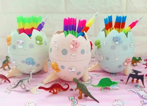 恐竜のたまご！ペンホルダーデコ