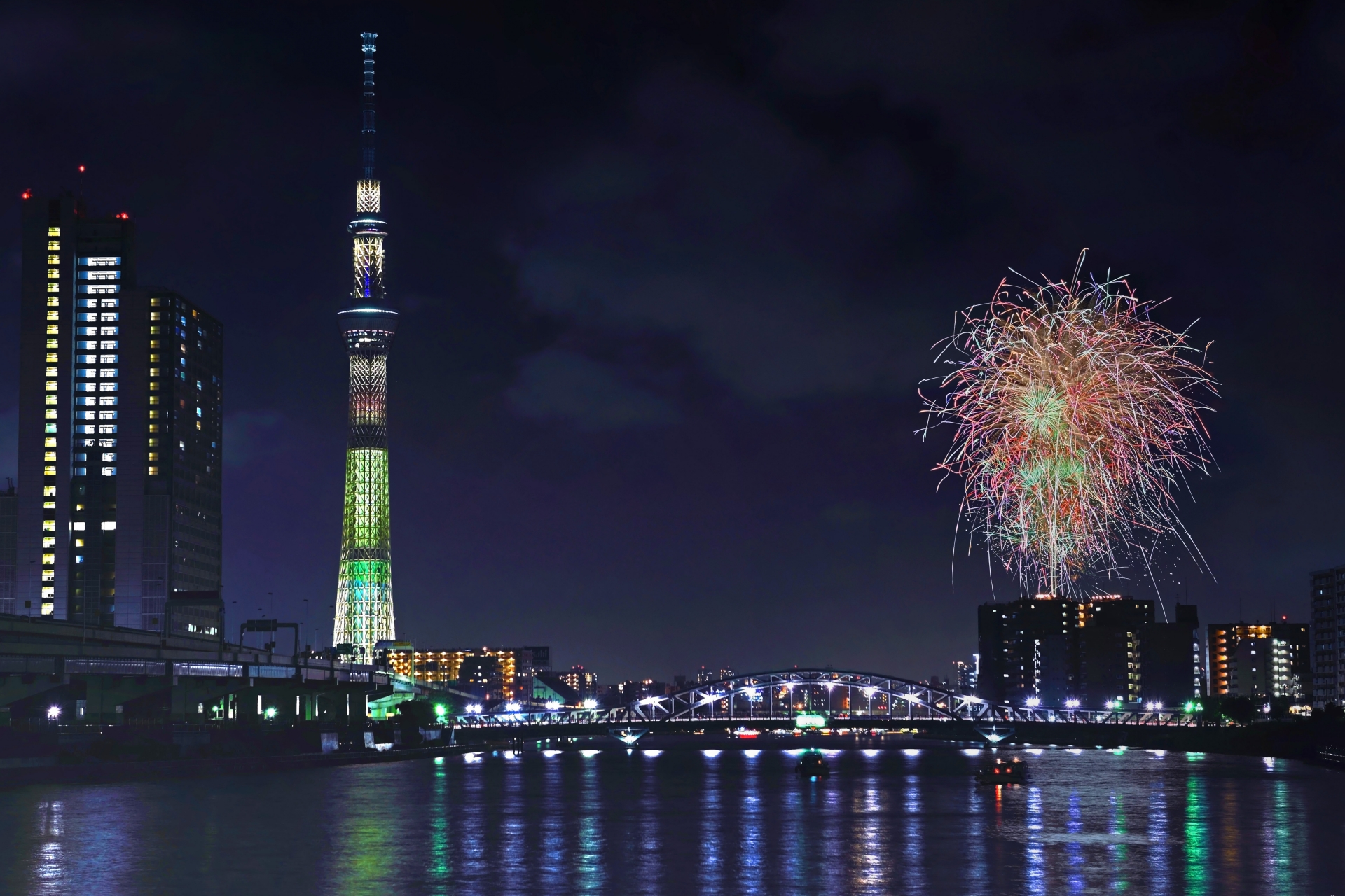 東京夏の夜空を彩る「隅田川花火大会」2023年の直前対策ガイド！基本情報から穴場情報まで一挙公開！ - すみどこ