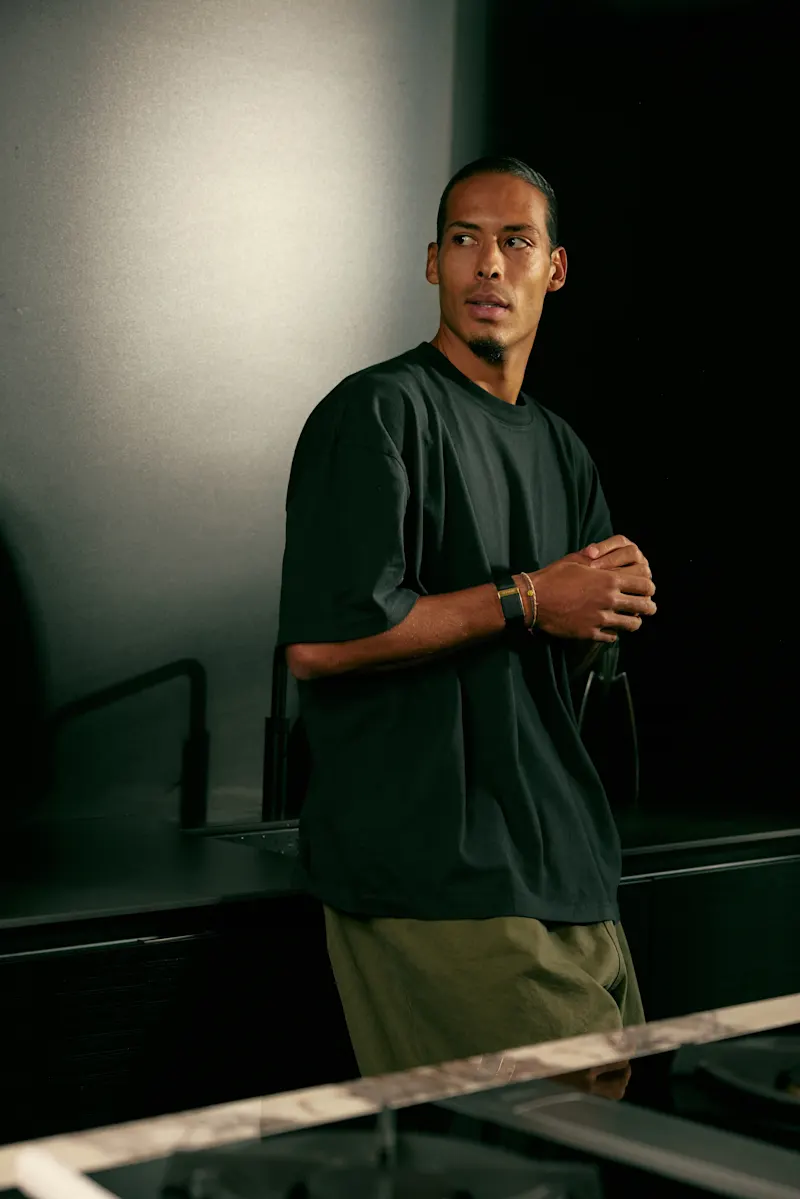 Virgil van Dijk com a bracelete WHOOP