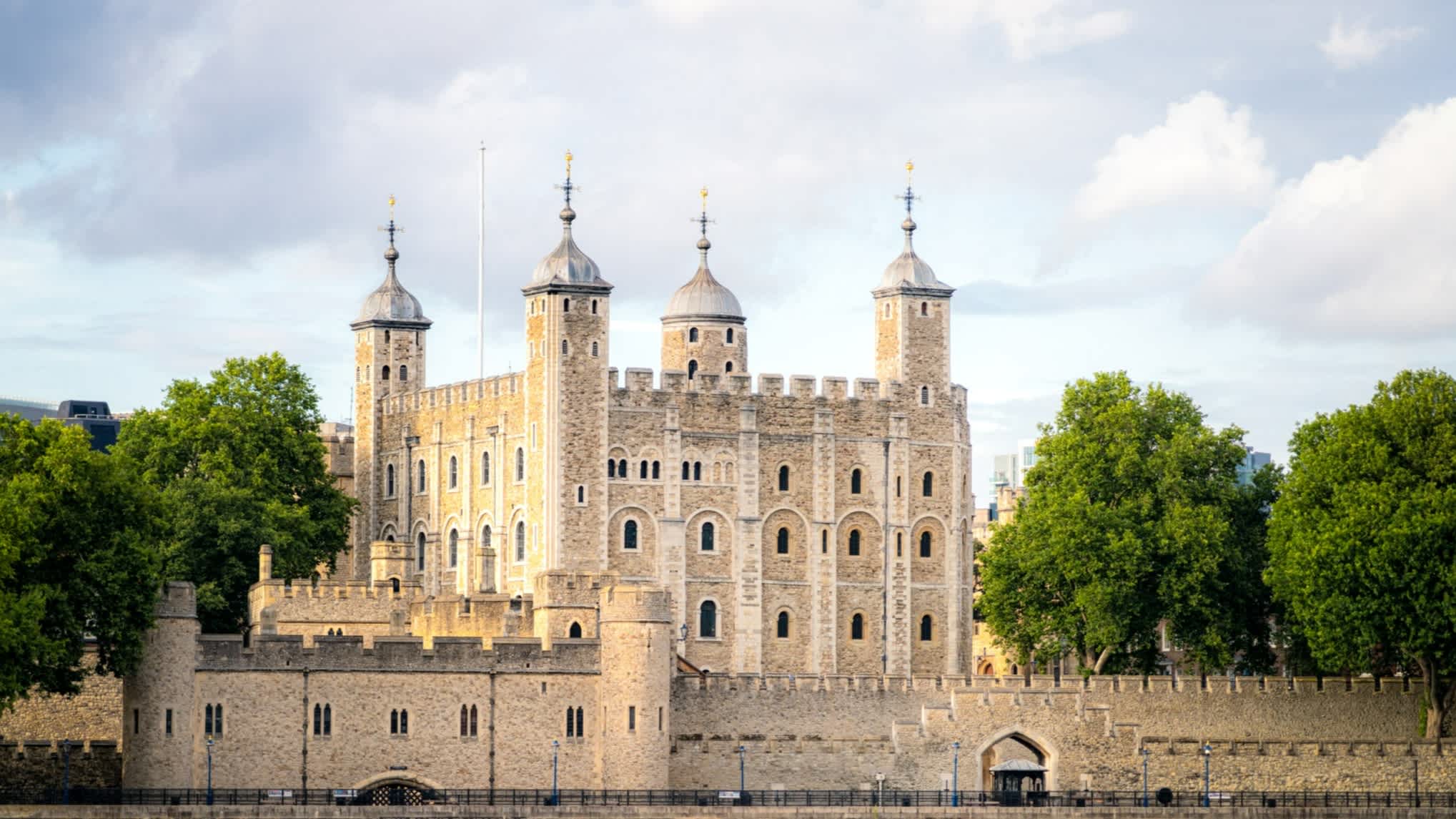 La Tour de Londres vue de l'autre côté de la Tamise en Angleterre, Royaume-Uni