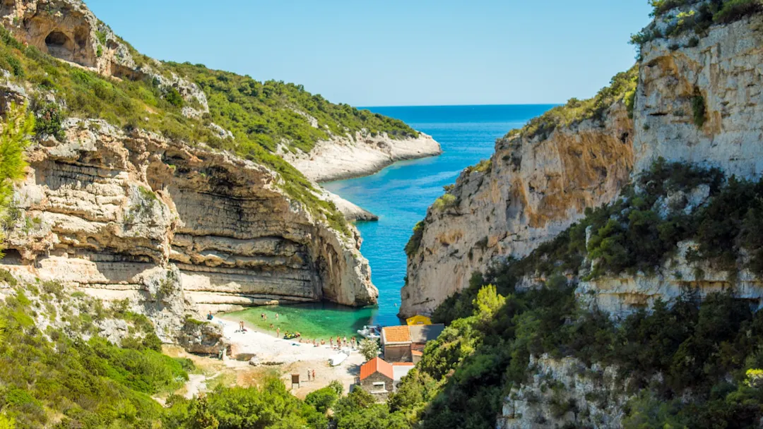 Von Felsen umrahmte Bucht auf der Insel Vis, Stiniva mit Strand Kroatien.