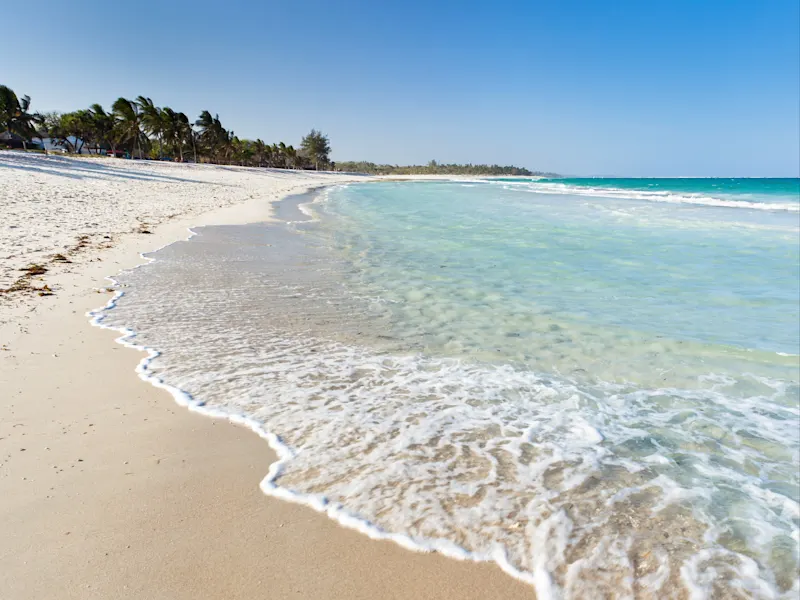 Diani Strand, Kenia Der Diani Strand in Kenia ist ein Paradies mit feinem, weißen Sand und türkisblauem Wasser, ideal für entspannende Tage am Meer
